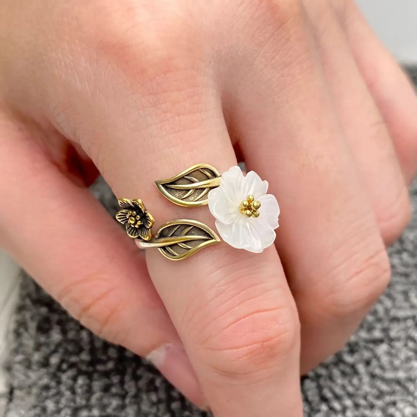 VINTAGE WHITE ACRYLIC FLOWER RING