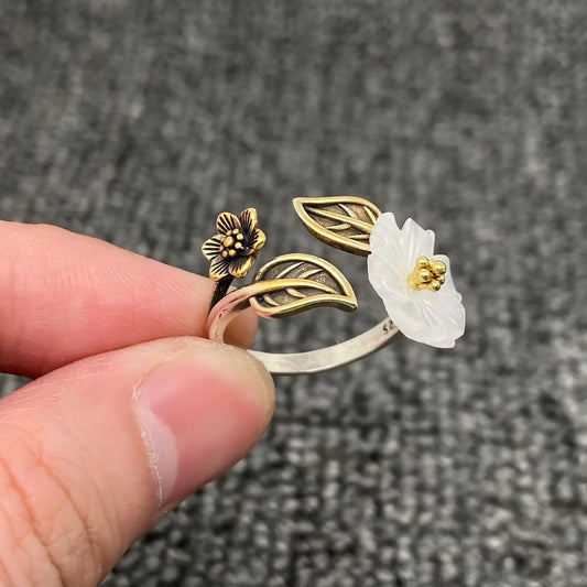 VINTAGE WHITE ACRYLIC FLOWER RING