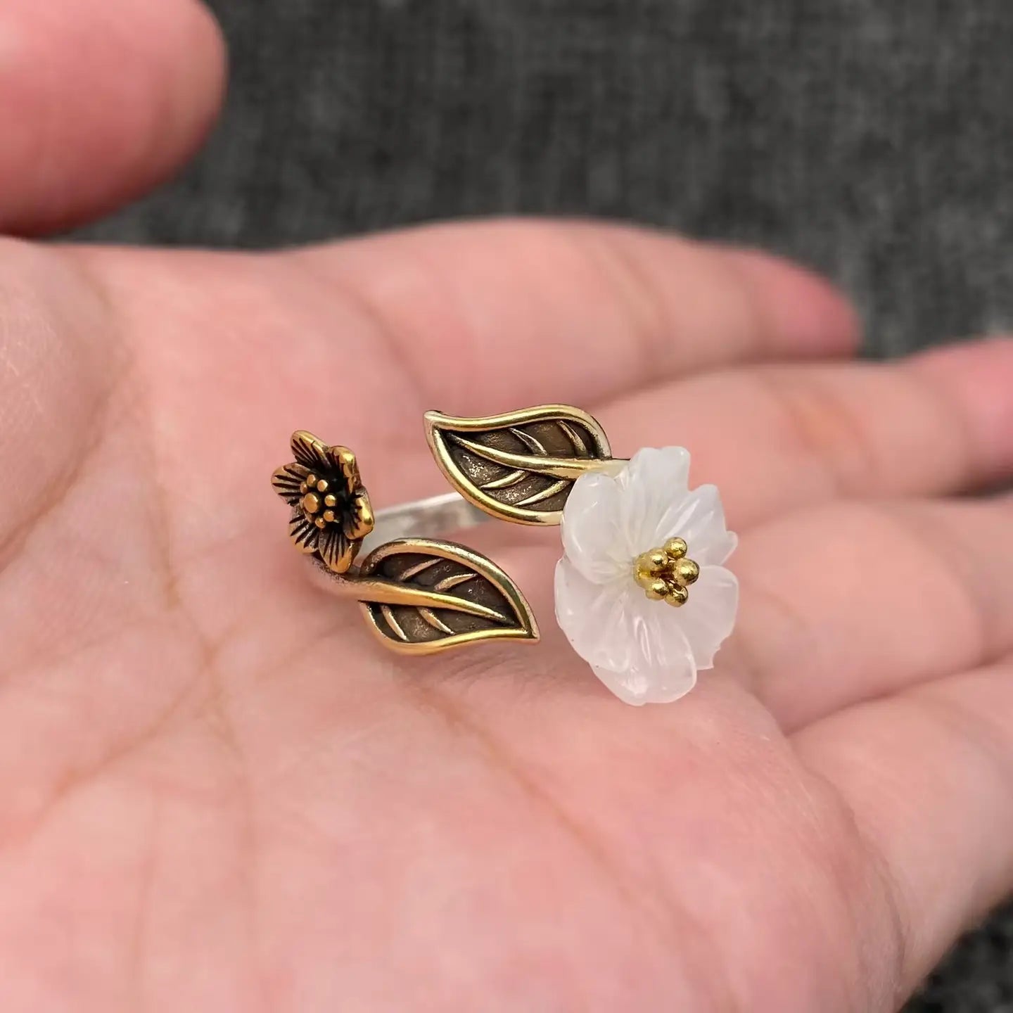 VINTAGE WHITE ACRYLIC FLOWER RING