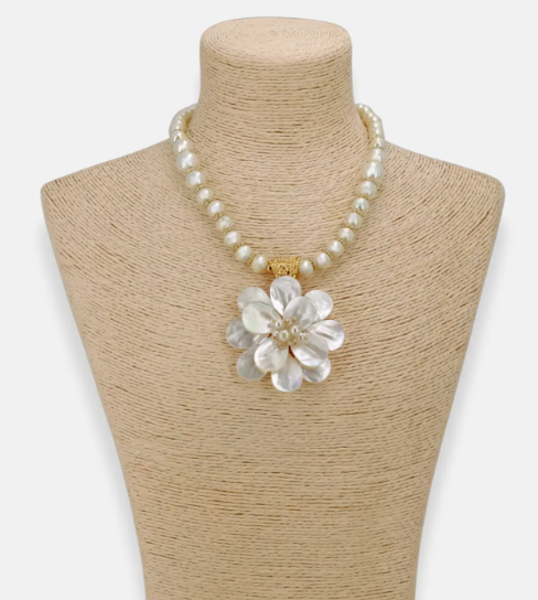 PEARLY FLOWER NECKLACE