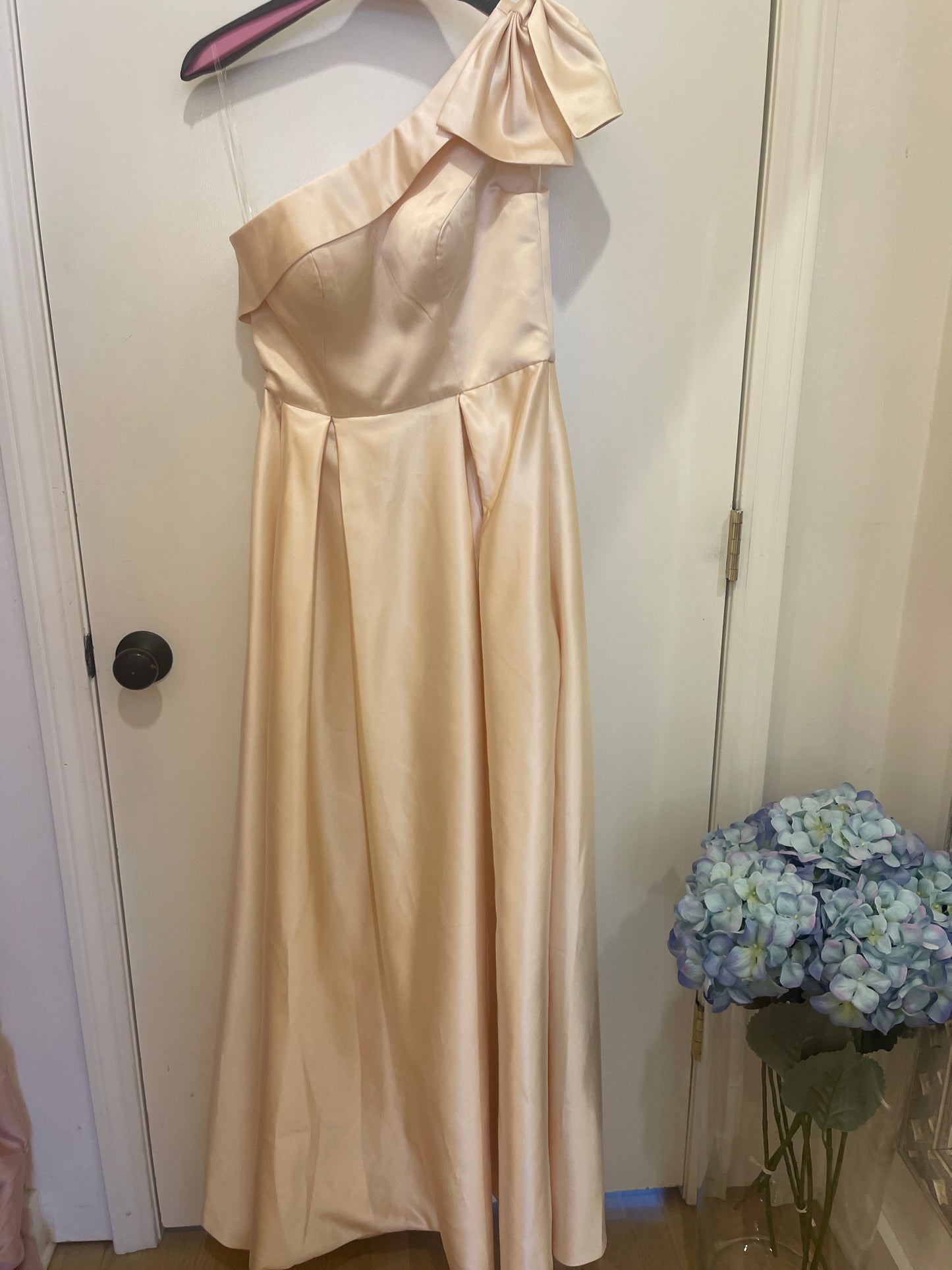 ONE SHOULDER BOW SLIT GOWN