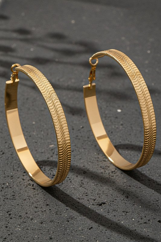 TEXTURED FLAT METAL HOOP EARRINGS