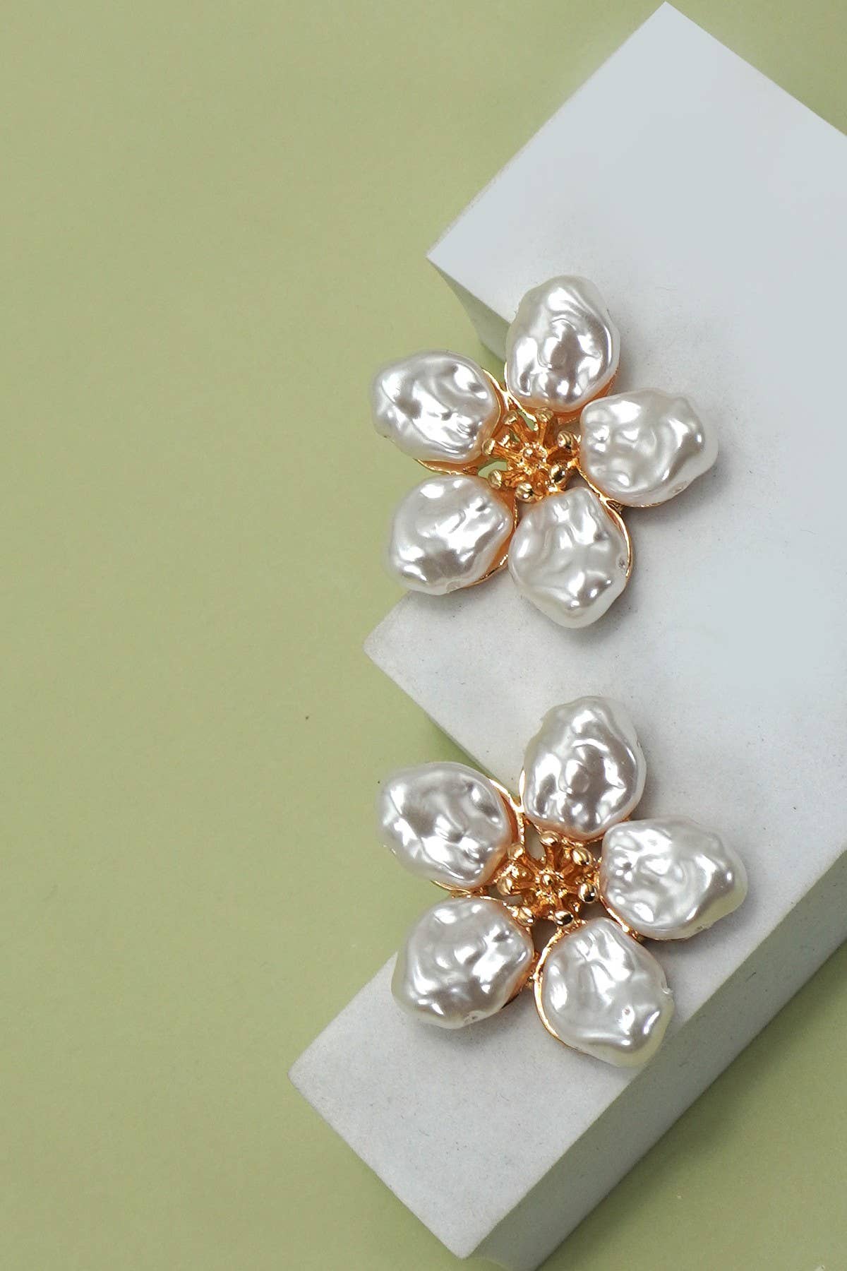 VINTAGE BOLD PEARL FLOWER  STUD EARRINGS