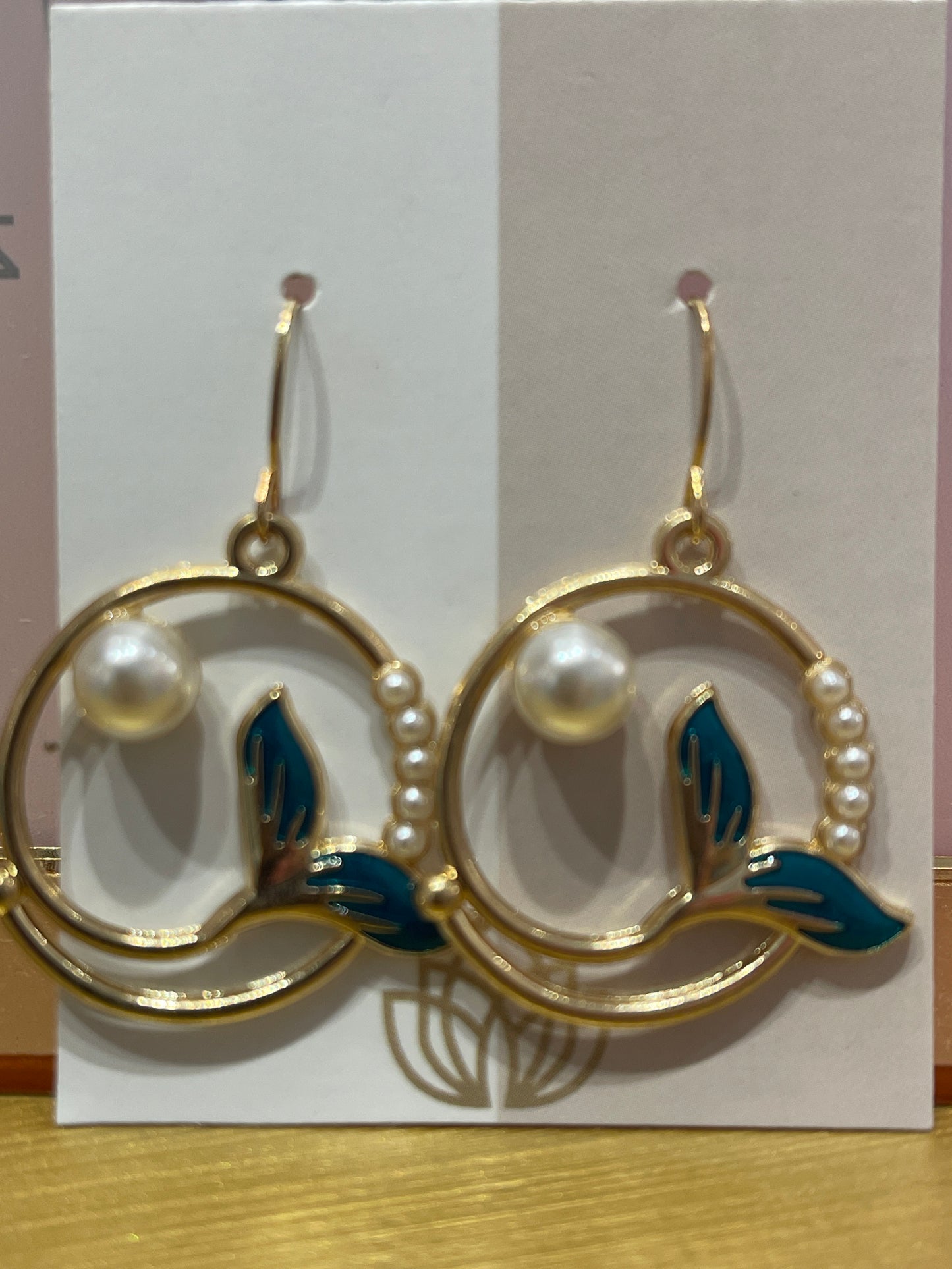 WHALE TAIL CIRCLE PEARL HOOP EARRINGS
