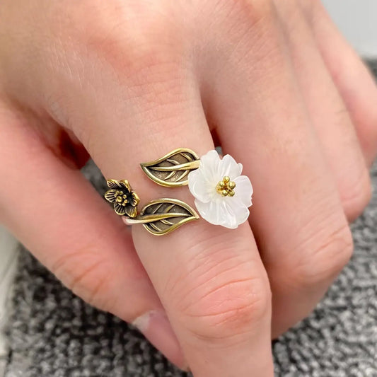 VINTAGE WHITE ACRYLIC FLOWER RING