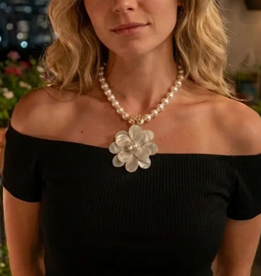 PEARLY FLOWER NECKLACE