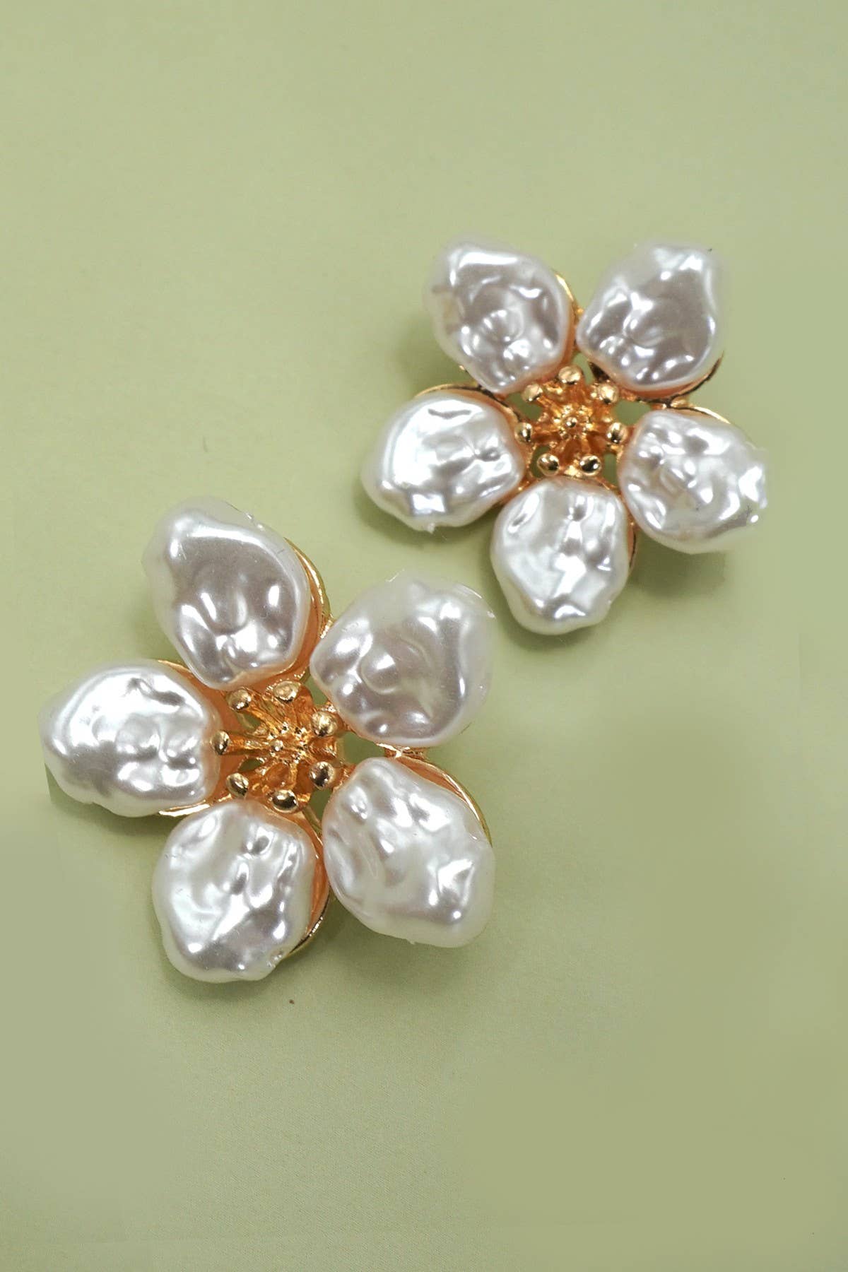 VINTAGE BOLD PEARL FLOWER  STUD EARRINGS
