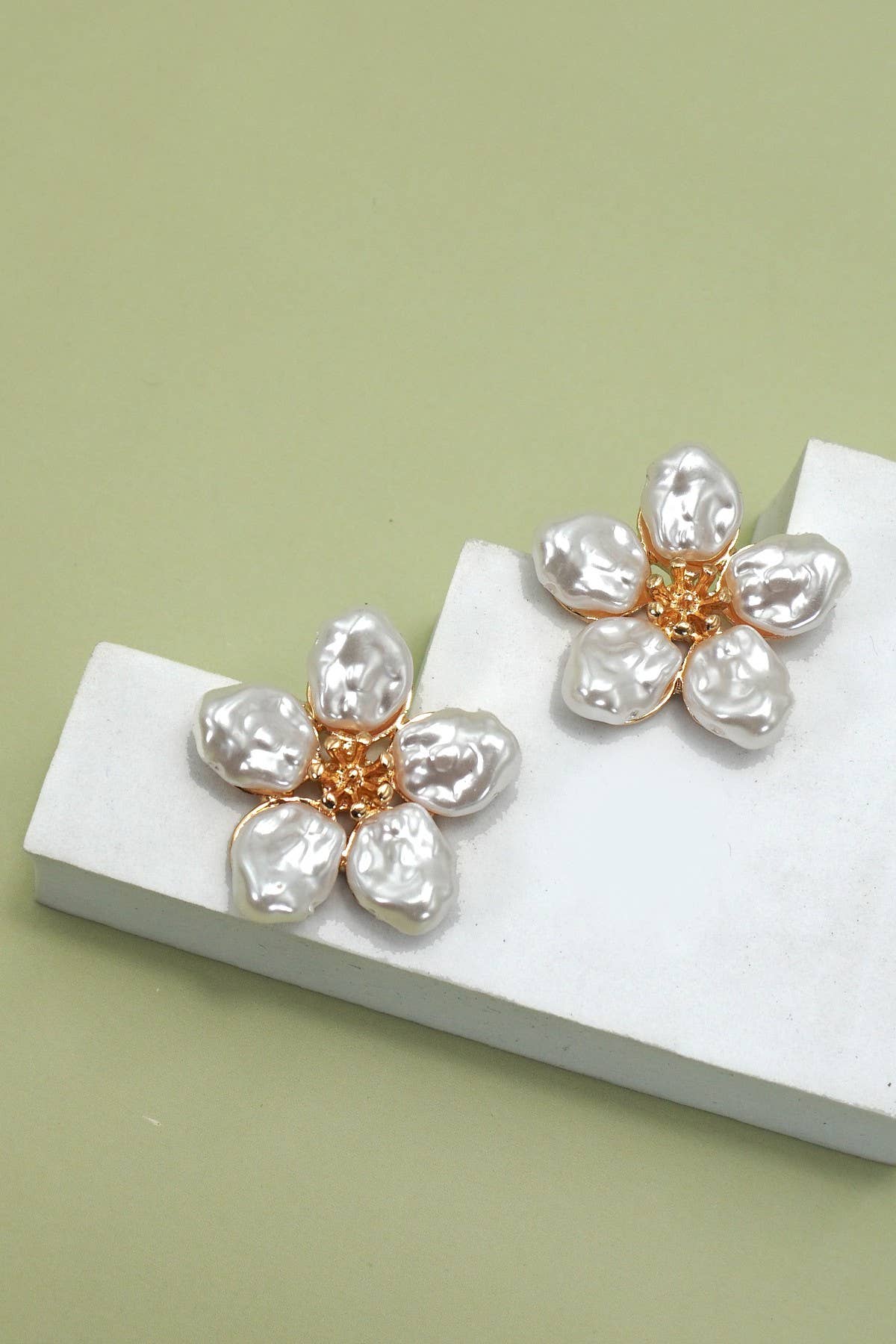 VINTAGE BOLD PEARL FLOWER  STUD EARRINGS